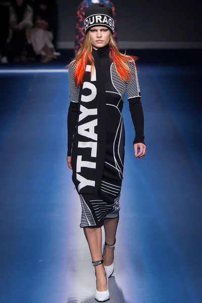 Look 15